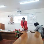 К.Тыныстанов атындагы ЫМУнун колледжинин «Башталгыч класстарда окутуу» адистигинин бүтүрүүчү курстагы студенттерине   Каракол шаарындагы №11 гимназия мектебинин мыкты  окутуучуларынын бири Маденова Марина Турдубековна  адабий окуу сабагы боюнча мастер класс өттү.